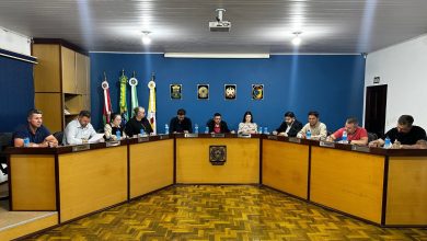 Câmara de Apiúna cria cargo de intérprete de Libras e homenageia Rede Feminina