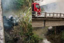 Carro sai da pista, cai em ponte e é completamente destruído pelo fogo na BR-470, em Rodeio