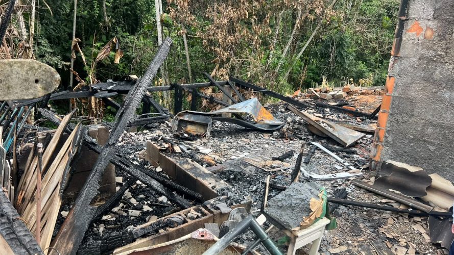 Após perder o filho, família de Timbó vê casa ser destruída por incêndio e busca forças para recomeçar