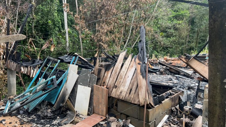 Após perder o filho, família de Timbó vê casa ser destruída por incêndio e busca forças para recomeçar