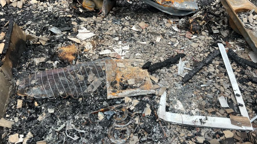 Após perder o filho, família de Timbó vê casa ser destruída por incêndio e busca forças para recomeçar