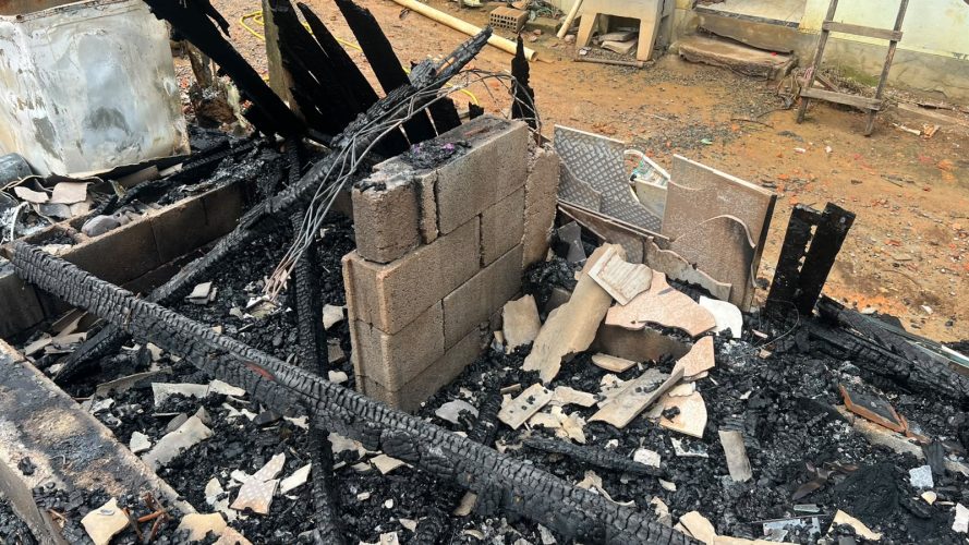 Após perder o filho, família de Timbó vê casa ser destruída por incêndio e busca forças para recomeçar