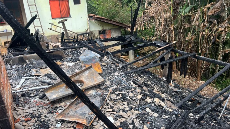 Após perder o filho, família de Timbó vê casa ser destruída por incêndio e busca forças para recomeçar