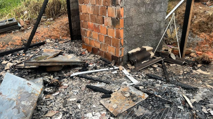 Após perder o filho, família de Timbó vê casa ser destruída por incêndio e busca forças para recomeçar