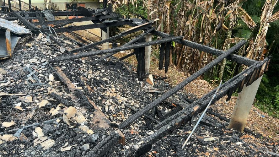 Após perder o filho, família de Timbó vê casa ser destruída por incêndio e busca forças para recomeçar