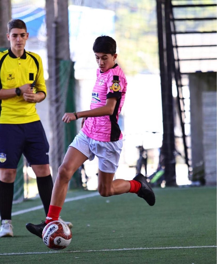 Atleta de Timbó, de apenas 12 anos, ganha destaque no futebol de base e é avaliado pelo Criciúma