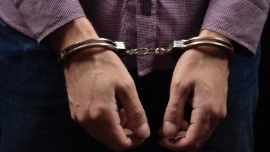 Homem é preso ao ser flagrado ao lado do carro da ex-companheira, mesmo com medida protetiva, em Timbó