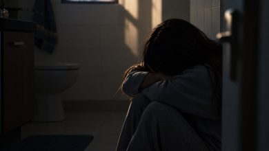 Polícia investiga gravidez de menina de 11 anos após dar à luz sozinha no banheiro de casa em SC