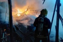 Incêndio destrói depósito e por pouco não atinge casa durante a madrugada em Blumenau