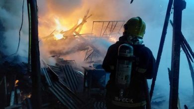 Incêndio destrói depósito e por pouco não atinge casa durante a madrugada em Blumenau