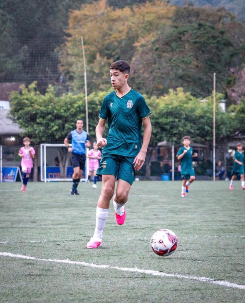 Jovem de Timbó, de apenas 12 anos, ganha destaque no futebol de base e é avaliado pelo Criciúma