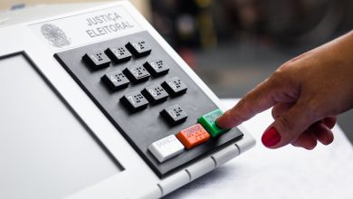 Celular não é o único proibido: Justiça Eleitoral amplia alerta e mira até relógios e óculos inteligentes na cabine