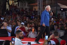 Lula diz que “mulheres aprendem a tomar toque desde pequenas” ao falar de exame de próstata durante comício