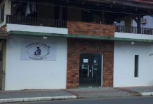 “Para me proteger”: menina de 7 anos é encontrada sozinha com duas facas em casa em Massaranduba