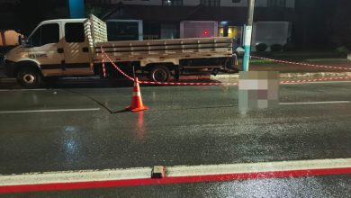 Motociclista morre após bater contra caminhão estacionado durante a madrugada em Presidente Getúlio
