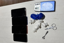 PM chega para cumprir mandado e acaba prendendo dois por tráfico em Indaial
