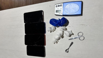 PM chega para cumprir mandado e acaba prendendo dois por tráfico em Indaial
