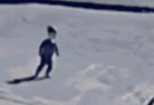 Bebê que saiu da creche sozinho andando na rua