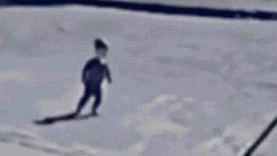 Bebê que saiu da creche sozinho andando na rua