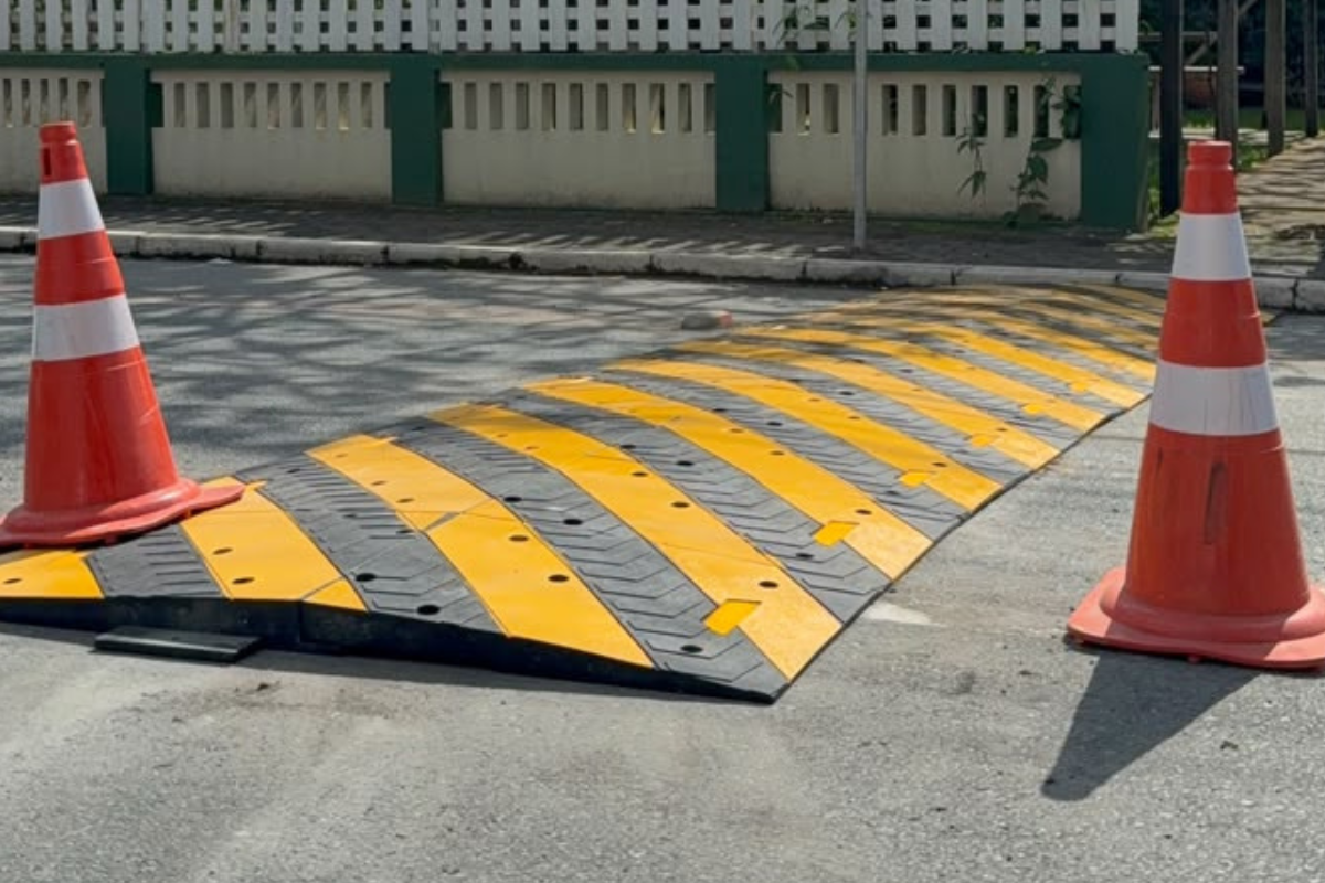 Cinco lombadas modulares começam a ser instaladas em quatro ruas de Timbó