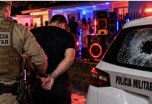 Festa com som alto termina em pancadaria, viatura da PM danificada e prisão em Indaial