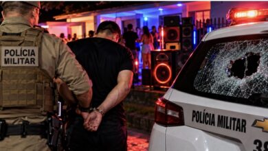 Festa com som alto termina em pancadaria, viatura da PM danificada e prisão em Indaial