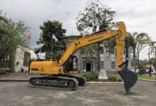 Após 17 anos, Timbó recebe nova escavadeira hidráulica para reforçar infraestrutura