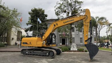 Após 17 anos, Timbó recebe nova escavadeira hidráulica para reforçar infraestrutura
