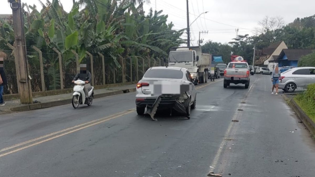 Homem morre após ser atropelado por carro e caminhão em Blumenau