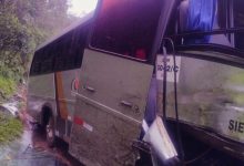Ônibus com 22 crianças bate contra barranco após desviar de caminhão em SC