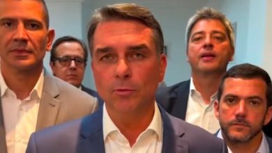 "Eu não vou compactuar com censura", diz Flávio Bolsonaro após debate ser cancelado