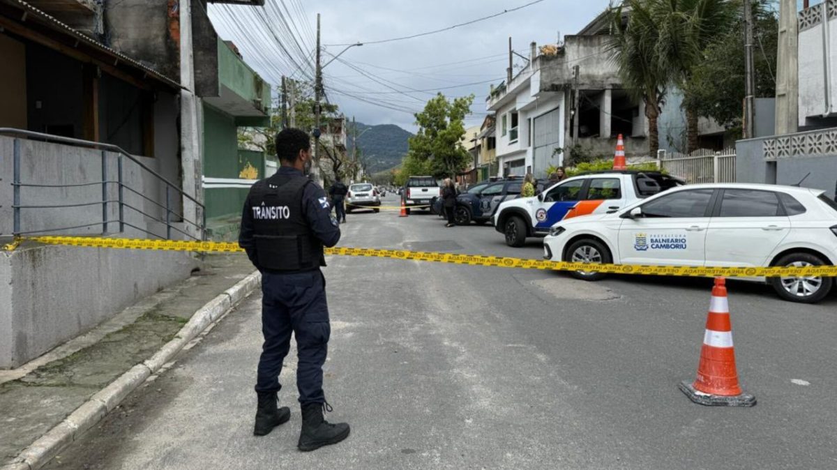 Escada desaba sobre duas crianças de 8 anos e mais de 30 moradores são retirados de imóvel em SC