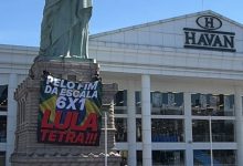“Lula tetra”: faixa pró-presidente é colocada na Estátua da Liberdade da Havan de SC e provoca reação de Luciano Hang