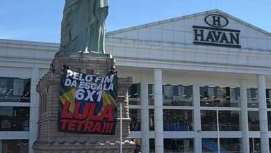 “Lula tetra”: faixa pró-presidente é colocada na Estátua da Liberdade da Havan de SC e provoca reação de Luciano Hang