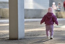 Menina de 3 anos sai de creche sozinha e quase é atropelada em SC