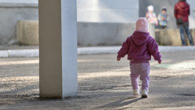 Menina de 3 anos sai de creche sozinha e quase é atropelada em SC