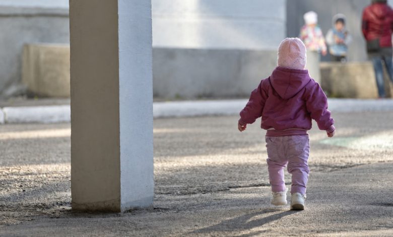 Menina de 3 anos sai de creche sozinha e quase é atropelada em SC