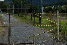 Três crianças levam choque ao encostar em poste durante partidade de futebol em SC