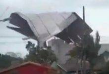 Vento de quase 102 km/h arranca telhado de prédio e o joga sobre casa em SC