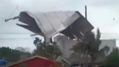 Vento de quase 102 km/h arranca telhado de prédio e o joga sobre casa em SC