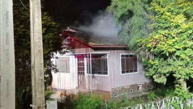 Mulher tem 54% do corpo queimado após cigarro provocar incêndio que destruiu casa em SC