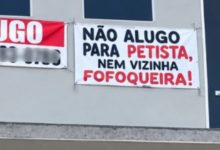 “Não alugo para petista nem fofoqueira”: faixa em SC viraliza e gera polêmica nas redes sociais