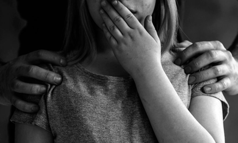 Suspeito de beijar enteada de 7 anos é linchado e mãe deixa menina para trás em Ibirama