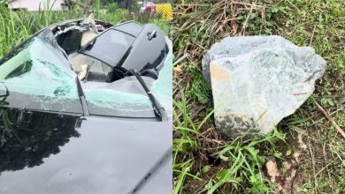Mulher fica inconsciente após pedra de 50 kg cair de caminhão e destruir teto de carro em SC