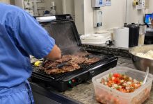 Funcionária é demitida por justa causa após preparar churrasco dentro de UTI de hospital