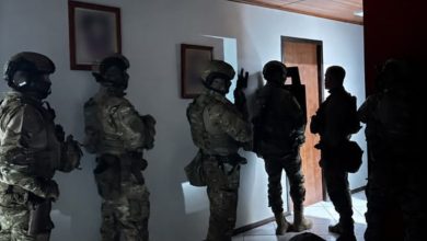 Menina de 4 anos mantida refém pelo pai é resgatada pelo Bope em SC