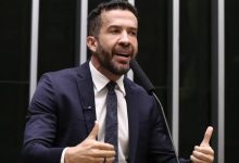 Após acompanhar debate presidencial, André Janones é internado em UTI com arritmia grave