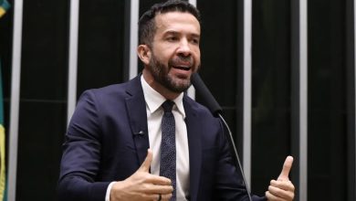 Após acompanhar debate presidencial, André Janones é internado em UTI com arritmia grave