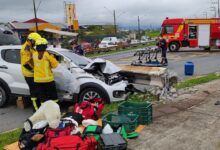 Motorista fica presa às ferragens após carro bater contra poste em Gaspar
