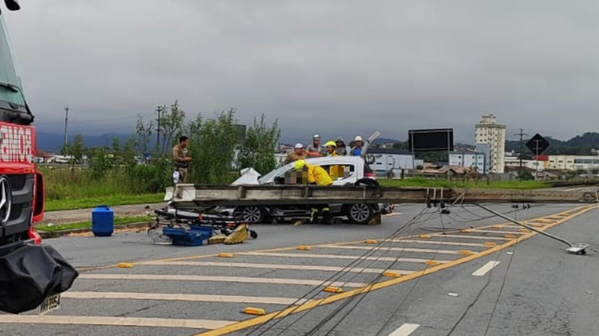 Motorista fica presa às ferragens após carro bater contra poste em Gaspar